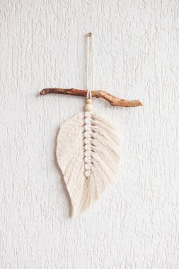 Tahta çubukta doğal renklerde asılı olan Macrame yaprağı duvarı. Odanı daha rahat ve eşsiz yapmak için pamuk ip dekoru.. 