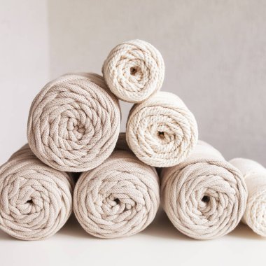 El yapımı makrome örgü ve pamuk iplikleri. Hobi örgü pamuk makarası. Doğal pamuk ipi. Kadın hobisi. Boşluğu kopyala