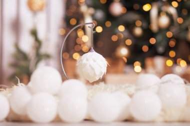 Klasik Noel geçmişi. Noel süslemeleri köknar ağacı bulanık ışıklarına karşı. Şenlikli ay, sihirli ışık. Beyaz ve altın. Uzayı kopyala, seçili odak