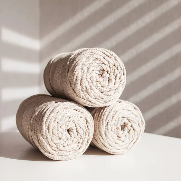 El yapımı makrome örgü ve pamuk iplikleri. Hobi örgü pamuk makarası. Doğal pamuk ipi. Kadın hobisi. Boşluğu kopyala