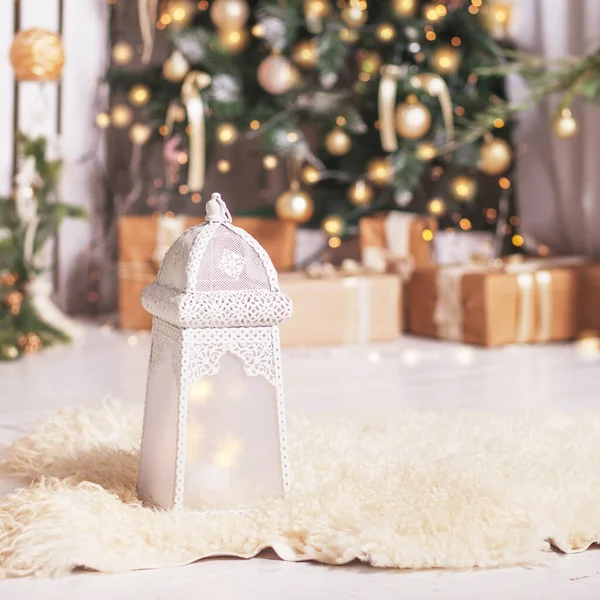 Vintage Kerstachtergrond Kerstlantaarn Met Kerstversiering Tegen Dennenbomen Wazige Lichten Feestelijke — Stockfoto