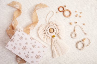 Noel makromu dekoru. Noel meleği ve dekoratif unsurlar beyaz arka planda. Doğal malzemeler, pamuk ipliği, tahta boncuklar. Eko dekorasyonlar, süsler, el yapımı dekorasyon. Boşluğu kopyala