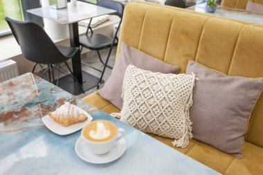 İç tarafta şık bir yastık var. Makram dekoru yaşam tarzı. Eko tarzı. Doğal pamuk