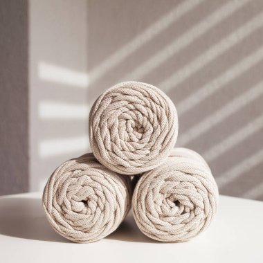 El yapımı makrome örgü ve pamuk iplikleri. Hobi örgü pamuk makarası. Doğal pamuk ipi. Kadın hobisi. Boşluğu kopyala