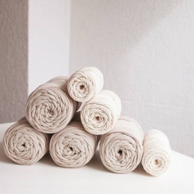 El yapımı makrome örgü ve pamuk iplikleri. Hobi örgü pamuk makarası. Doğal pamuk ipi. Kadın hobisi. Boşluğu kopyala