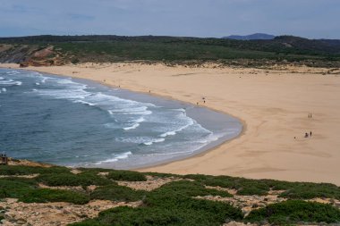Plaj manzaralı Praia da Bordeira Algarve Sahili 'nde mavi gökyüzünün altında
