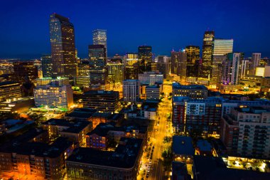 Günbatımında modern şehrin hava görüntüsü