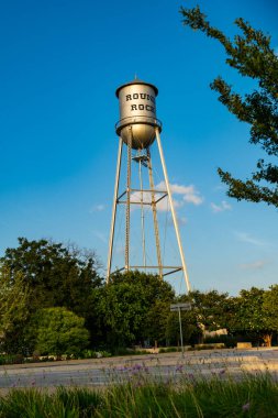 Güneşli bir günde su kulesiyle güzel manzaranın manzarası.