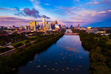 Günbatımında modern şehrin hava görüntüsü