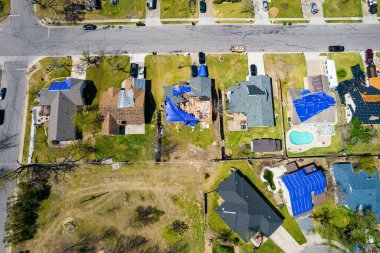 Ayrılmış evleri olan küçük bir kasabanın hava görüntüsü.