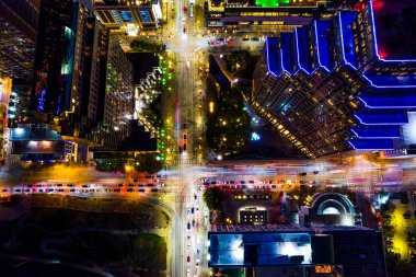 Gökdelenleri olan modern bir şehir.