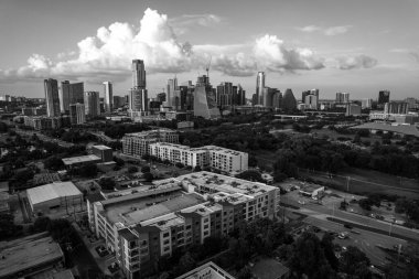 Güneşli bir günde modern şehrin hava görüntüleri.