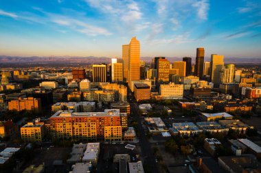 Gökdelenleri olan modern bir şehir.