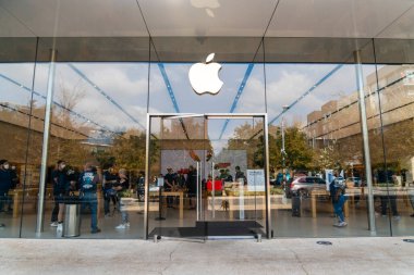 Elma dükkanının ön cephesinin yakın plan çekimi