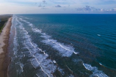 Gün batımında güzel deniz manzarası.