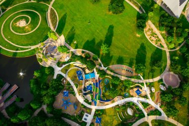 Modern şehirdeki yeşil parkın havadan görünüşü