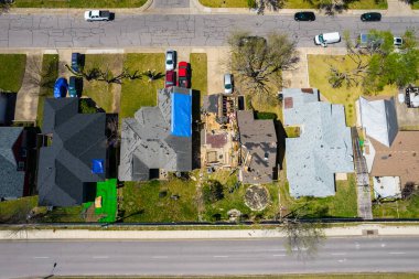 Ayrılmış evleri olan küçük bir kasabanın hava görüntüsü.