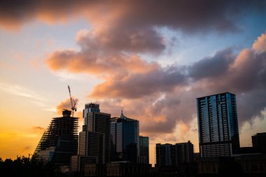 gün batımında modern şehir binaları