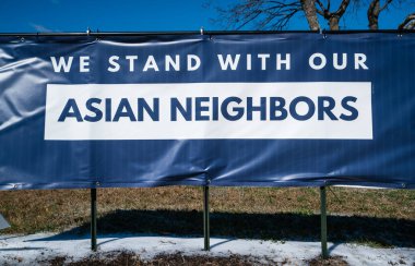 Sokakta Asyalı komşularımızın pankartıyla duruyoruz.