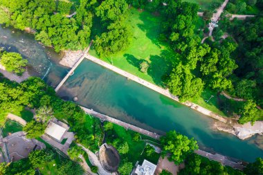 Modern şehirdeki yeşil parkın havadan görünüşü