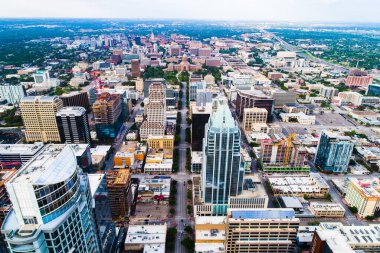 Güneşli bir günde modern şehrin hava görüntüleri.