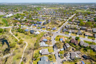 Ayrılmış evleri olan küçük bir kasabanın hava görüntüsü.