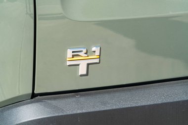 Rivian elektrik kamyonunun yakın plan çekimi.