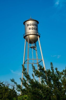 Güneşli bir günde su kulesiyle güzel manzaranın manzarası.