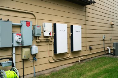 Tesla Powerwall bataryasının yakın çekim görüntüsü