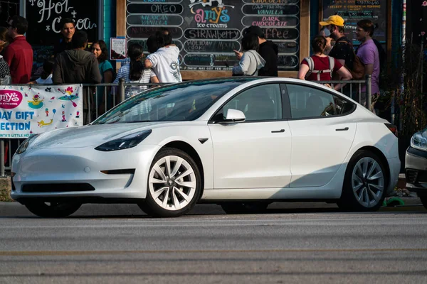 Tesla Aracı Şehir Caddesinde Park Halinde — Stok fotoğraf