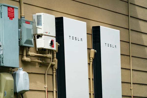 Tesla Powerwall bataryasının yakın çekim görüntüsü