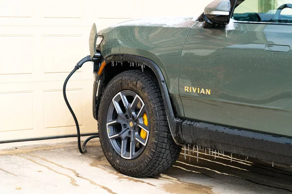 Close Shot Rivian Electric Truck Charging Front House — Fotografia de Stock