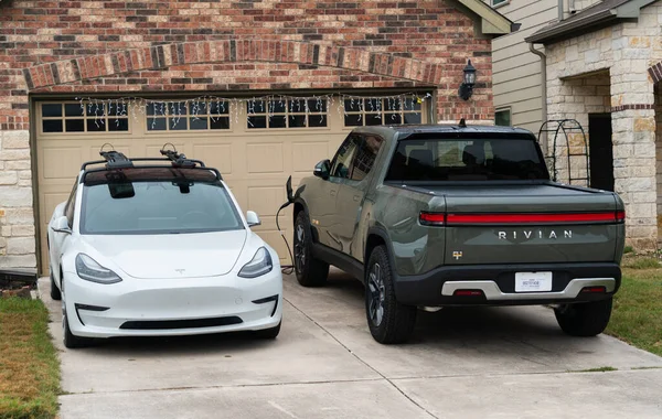 Tesla Veículo Rivian Caminhão Elétrico Carregamento Frente Casa — Fotografia de Stock