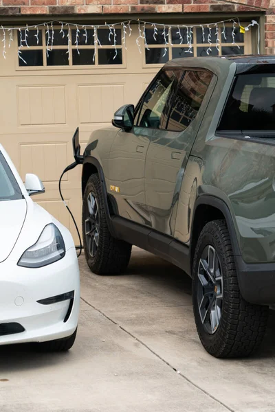 Автомобиль Тесла Электрический Грузовик Ривиан Зарядки Перед Домом — стоковое фото