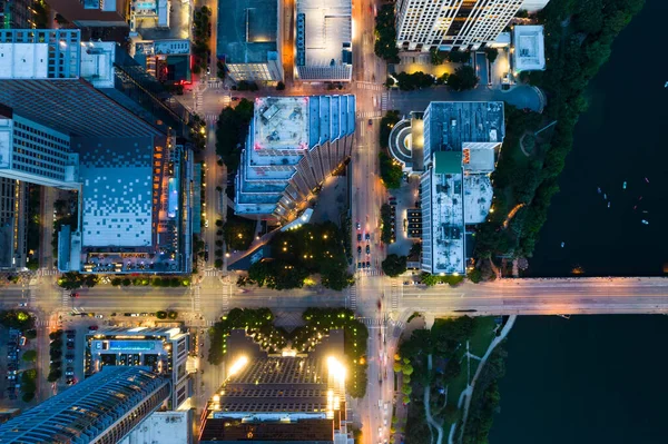 Gökdelenleri olan modern bir şehir.