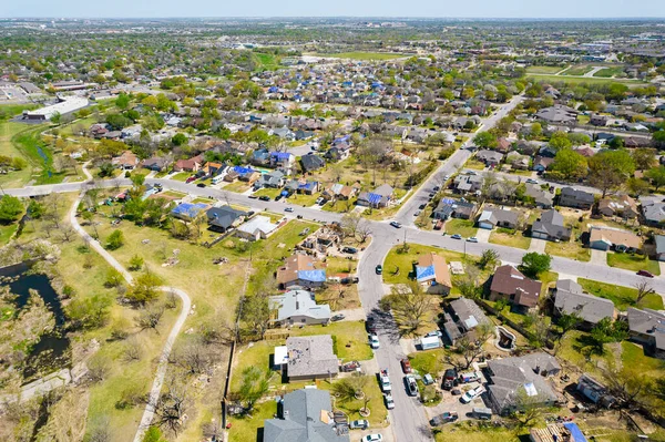 Ayrılmış evleri olan küçük bir kasabanın hava görüntüsü.