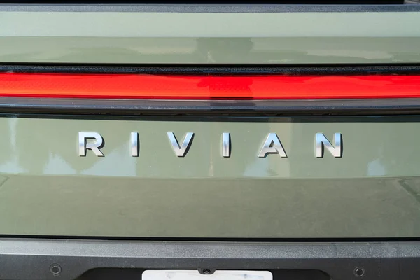 Rivian elektrik kamyonunun yakın plan çekimi.