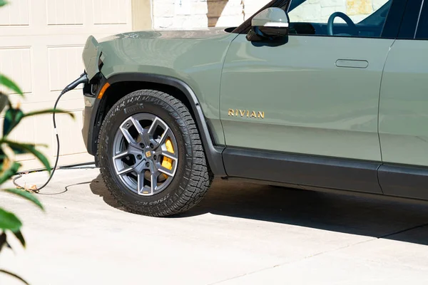 Rivian Electric Truck Charging Front House — Fotografia de Stock