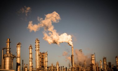 smoke stacks emitting carbon pollution into the sky causing climate change
