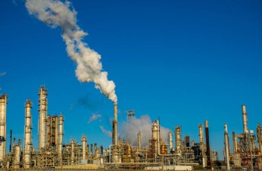 smoke stacks emitting carbon pollution into the sky causing climate change