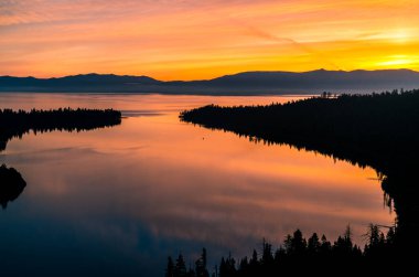 Güzel zümrüt koy, tahore gölü gün batımında 