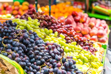 Pazar yerinde taze organik üzümler 