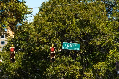 Şehirdeki sokak tabelası ve trafik ışıkları 