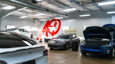 Merkezde araba servisi var.