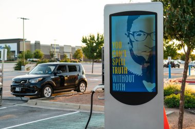 Şarj noktası DC hızlı şarj istasyonu Austin şehir merkezinde elektrikli araçlar şarj