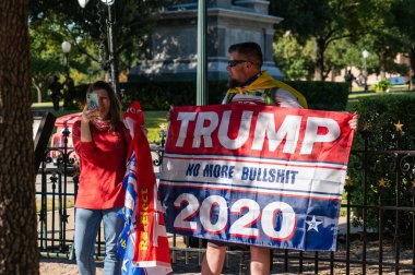 Austin, Teksas / ABD - 8 Kasım 2020: Austin Trump Protestosu 'ndaki Protestocular grubu ve Teksas Eyalet Meclisi' ndeki Biden Kutlamaları