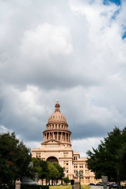 Denver, Colorado Eyalet Kongre Binası etrafındaki ağaçlar mavi gökyüzüne karşı yeşil parlıyor ve muhteşem mil yüksekliğindeki şehirde sabah güneşi parlıyor.