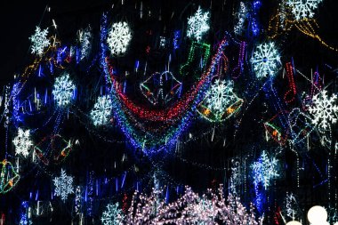 Noel Işığı gösterisi gece parlıyor bayram neşesi