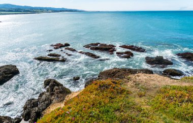  Kıyı şeridi boyunca kayalık kıyı, manzara