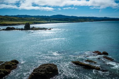  Kıyı şeridi boyunca kayalık kıyı, manzara